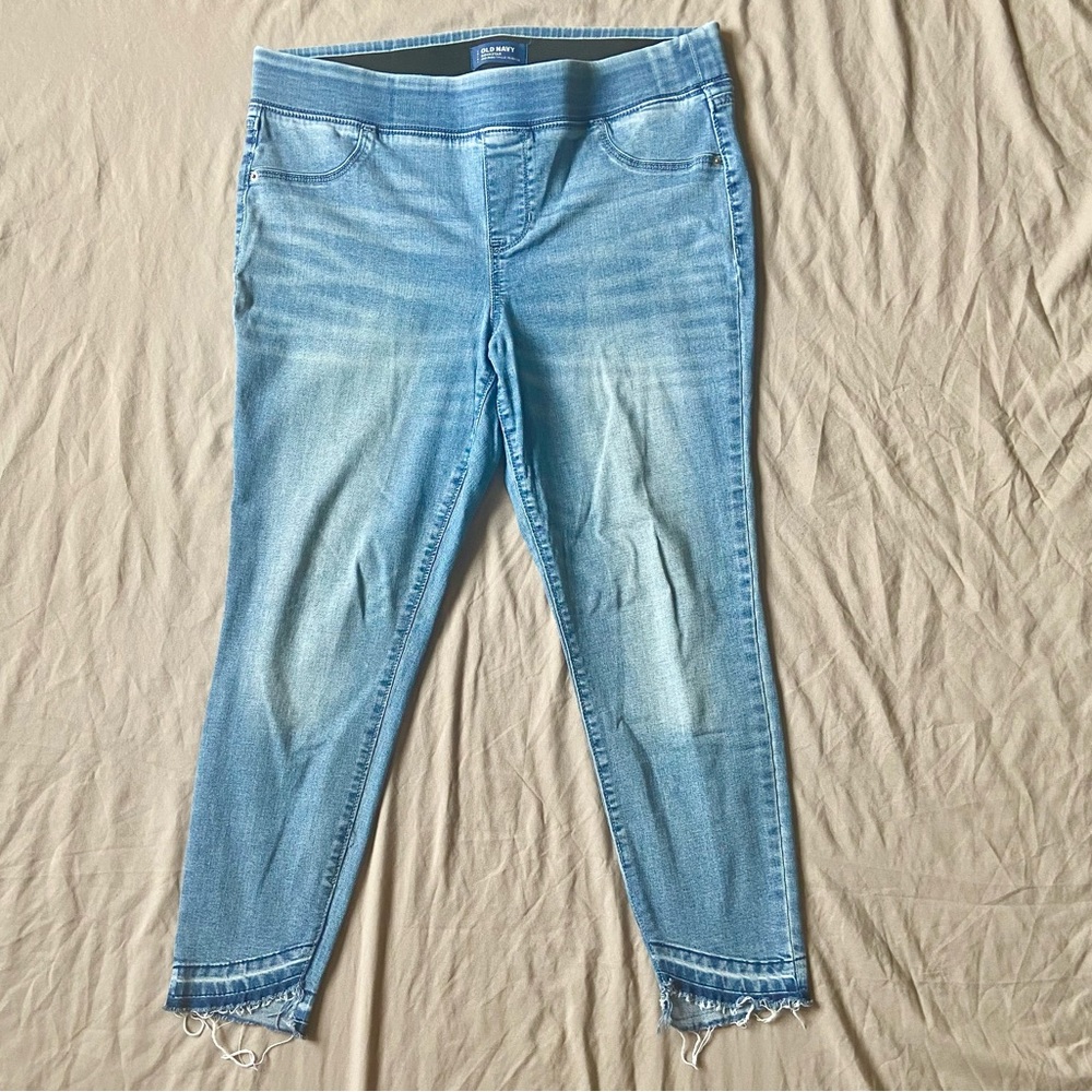 14P Old Navy Mid Rise Distressed Jeans w/elastic waist & frayed detail at ankle.